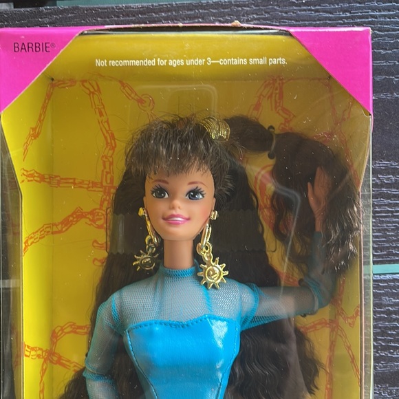 NRFB Earring Magic Brunette Barbie ✨ - Picture 2 of 13